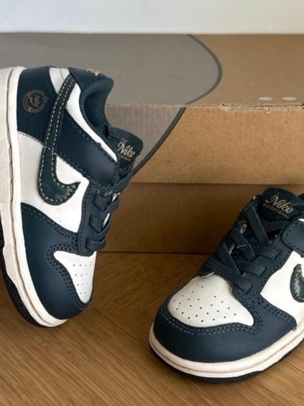 Nike Kids Low-Top Sneakers in White & Dark Green